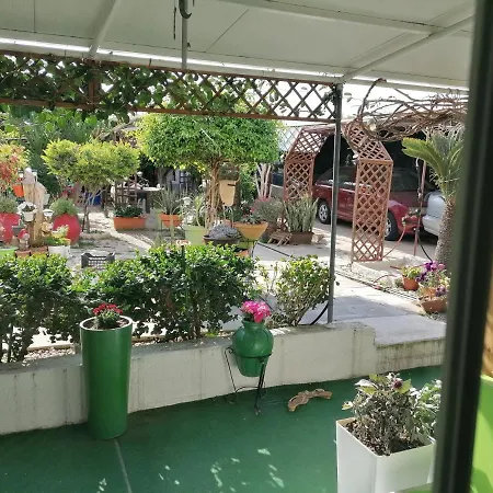 Entire Prefabricated Garden Flat 1350m From Beach Lägenhet Larnaca