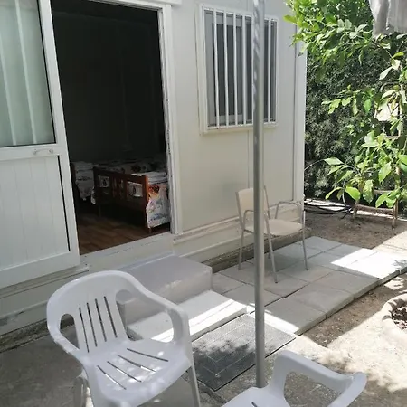 Entire Prefabricated Garden Flat 1350m From Beach Lägenhet Larnaca