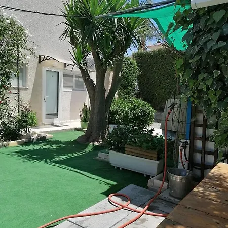 Entire Prefabricated Garden Flat 1350m From Beach *
