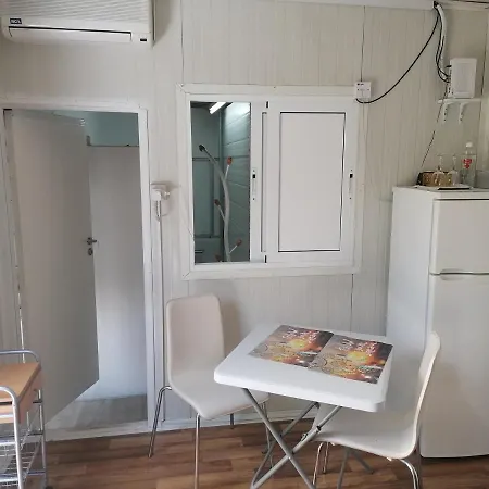 Entire Prefabricated Garden Flat 1350m From Beach Lägenhet Larnaca